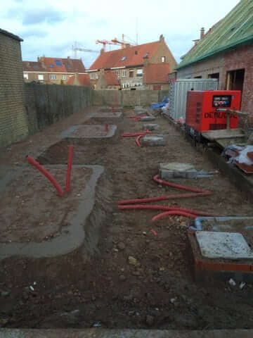 Voorbereiding van grondwerken voor het plaatsen van tuinhuisjes